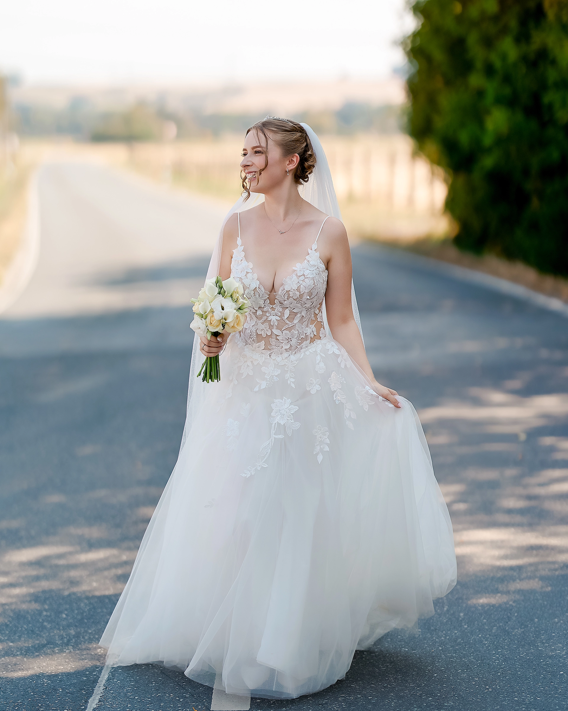 Details des Brautkleids am Wasser
