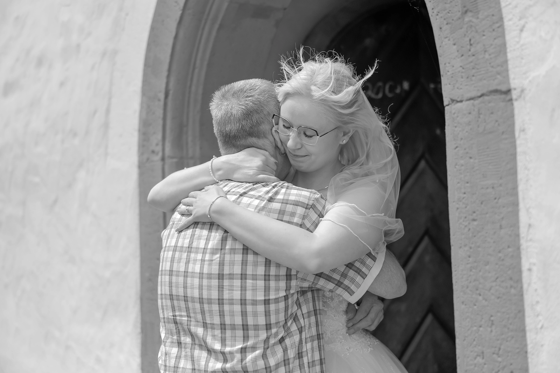 Denise & Kevin – Umarmung in Schwarzweiß