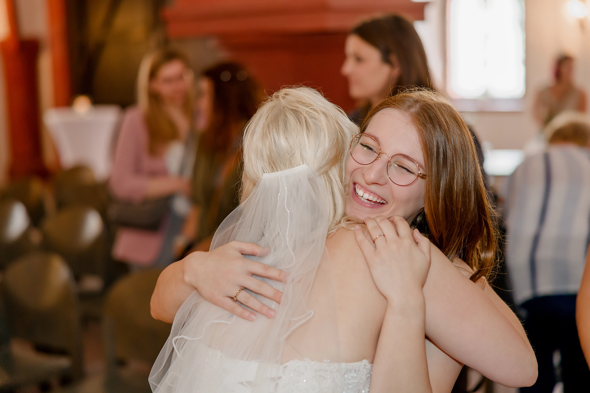 Denise & Kevin – Braut mit Strauß