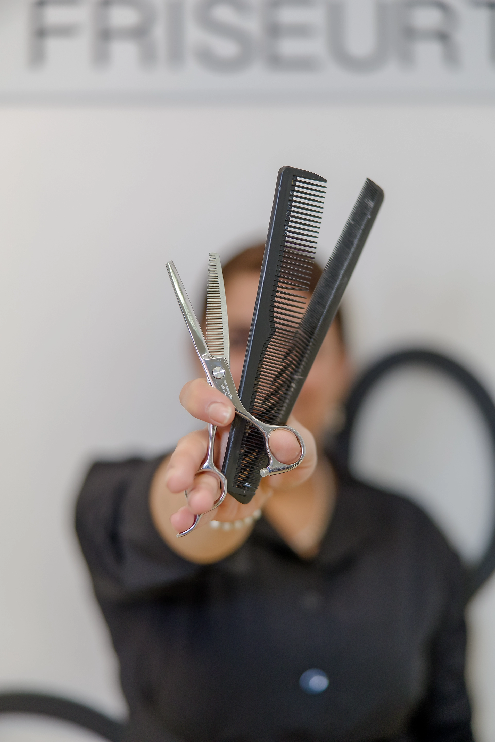 Stylistin beim Hochstecken